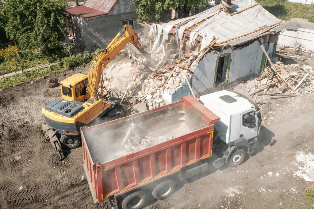 Вывоз мусора после сноса зданий с выездом в Краснодаре в октябре