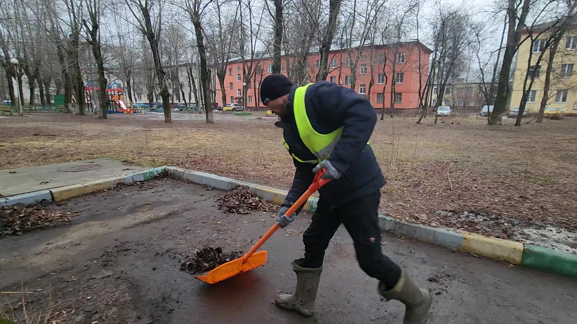 Уборка территорий в Краснодаре в октябре