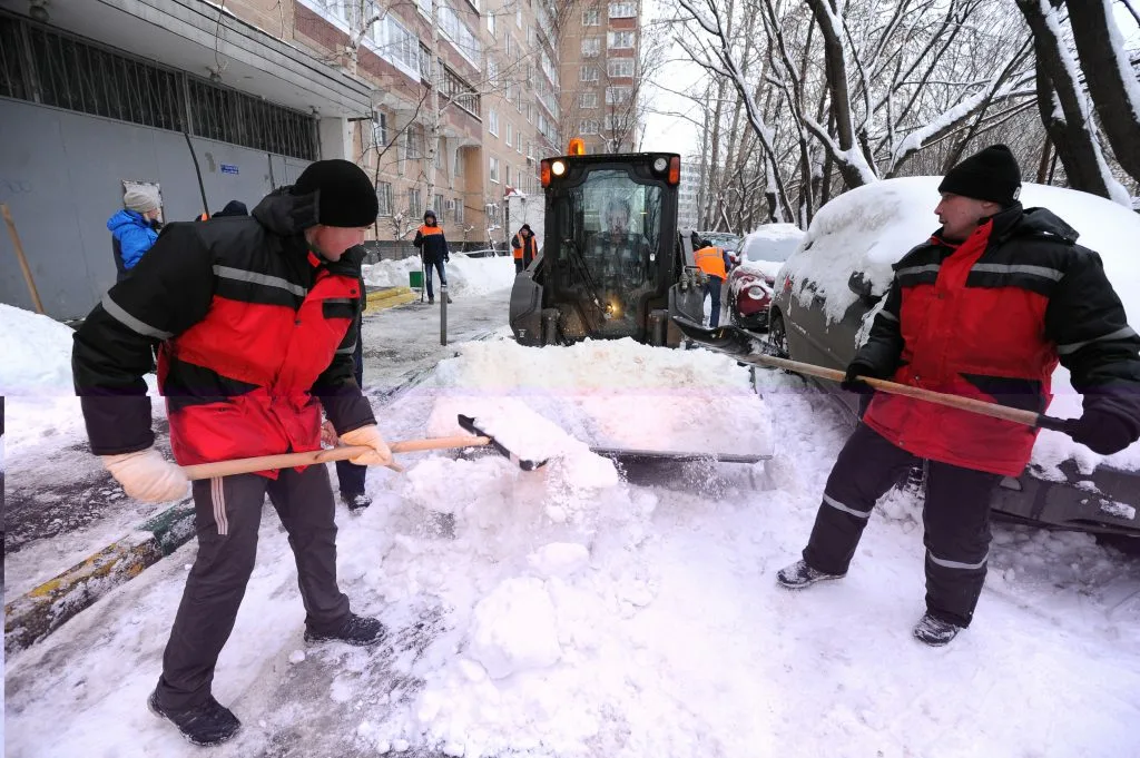Очистка дворов от снега с гарантией результата в Краснодаре в октябре