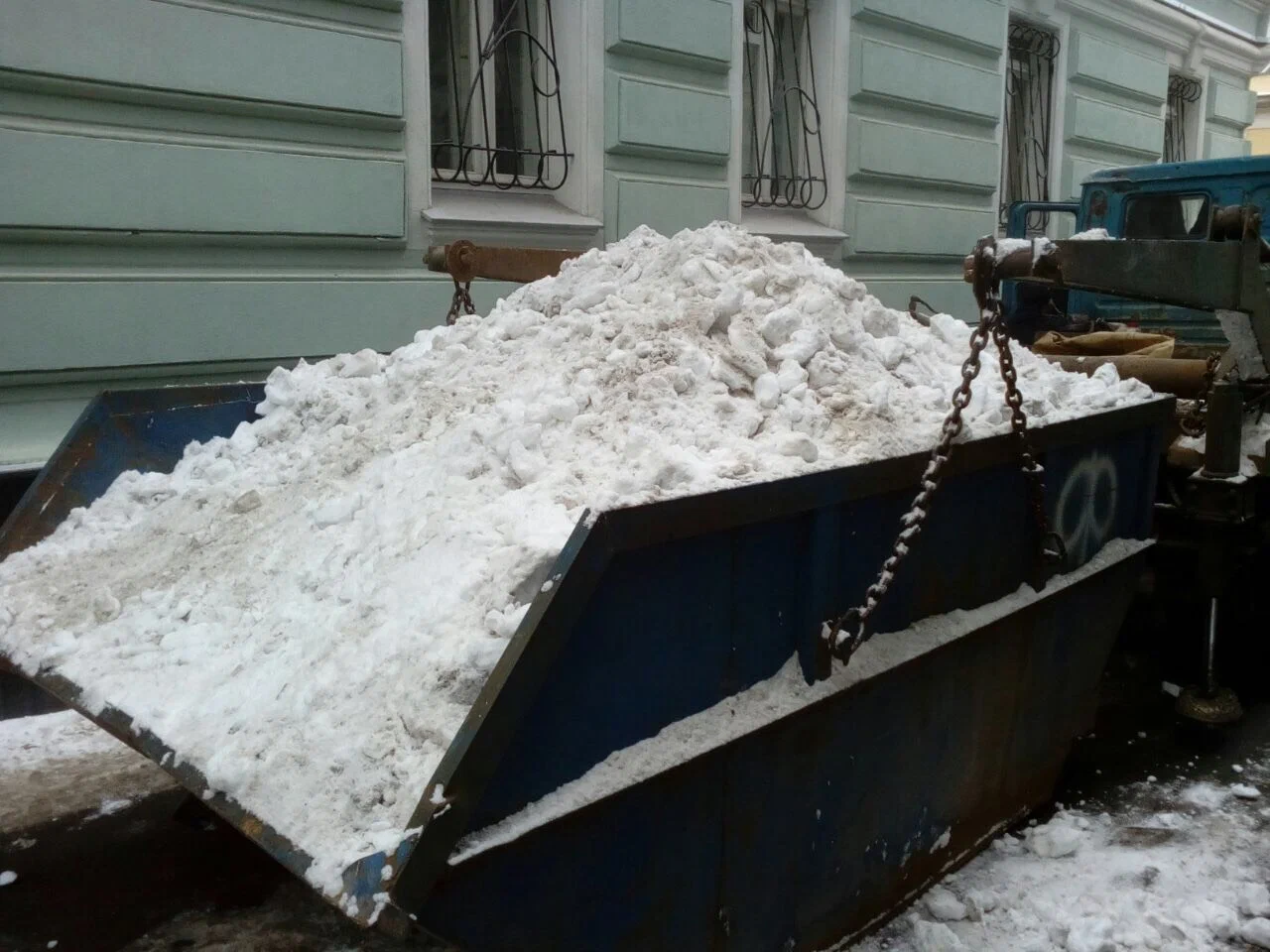 Вывоз снега контейнерами в Краснодаре в октябре